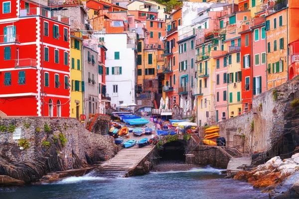 Pueblo de Riomaggiore, Cinque Terre. Riomaggiore, Italia. Frente — Foto de Stock