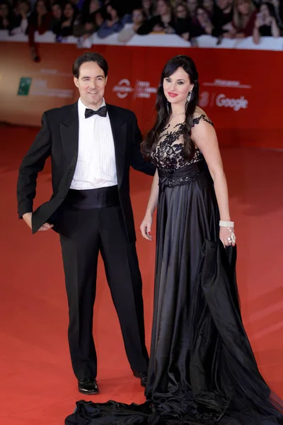 Isabelle Adriani y Vittorio palazzi pasean por una alfombra roja - 12 —  Fotos de Stock