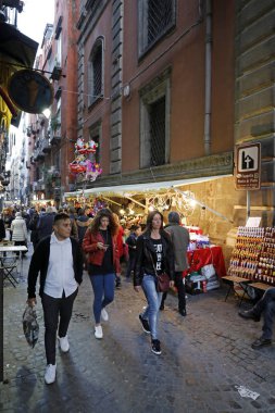 Naples, kentin tarihi cente sokaklarında yürüyüş