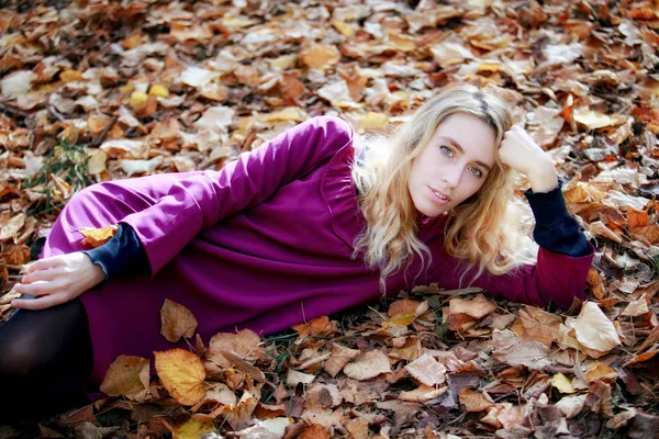 Jeune femme dans beau parc d'automne, concept automne — Photo