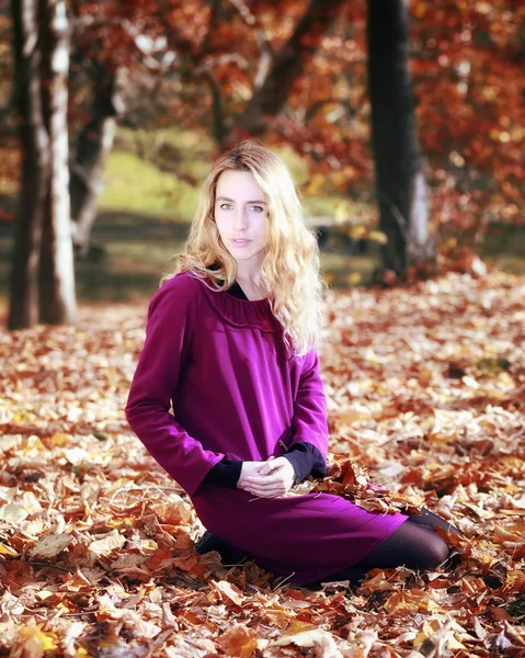 Молодая женщина в красивом осеннем парке, концепция осень — стоковое фото