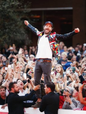Lorenzo Jovanotti ve fanlar, tüm ove İtalyan pop şarkıcısı