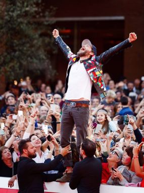 Lorenzo Jovanotti ve fanlar, tüm ove İtalyan pop şarkıcısı