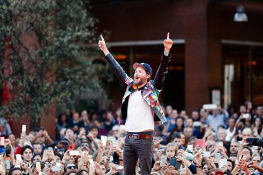 Lorenzo Jovanotti ve fanlar, tüm ove İtalyan pop şarkıcısı