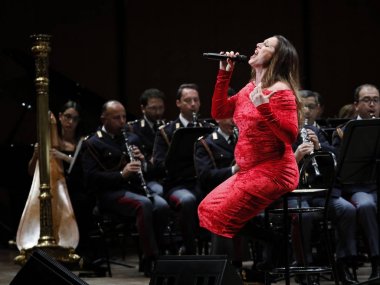 Annalisa Minetti sahnede şarkı söylüyor.