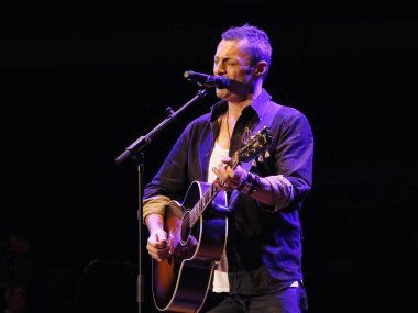 Alex Britti gitar çalıyor ve şarkı söylüyor