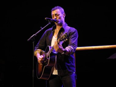 Alex Britti gitar çalıyor ve şarkı söylüyor