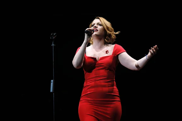 Noemi sings on stage — Stock Photo, Image