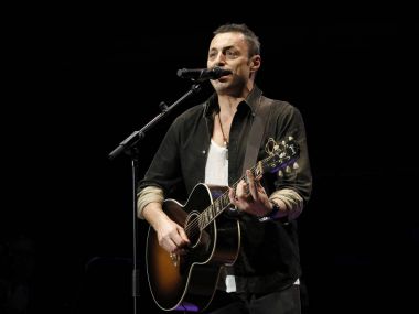 Alex Britti gitar çalıyor ve şarkı söylüyor