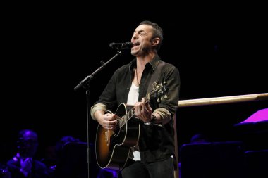 Alex Britti gitar çalıyor ve şarkı söylüyor