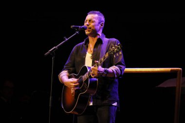 Alex Britti gitar çalıyor ve şarkı söylüyor