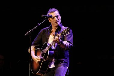 Alex Britti gitar çalıyor ve şarkı söylüyor