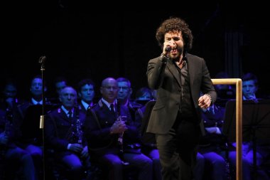 Francesco Renga sahnede şarkı söylüyor.