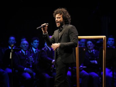 Francesco Renga sahnede şarkı söylüyor.