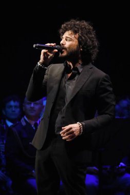 Francesco Renga sahnede şarkı söylüyor.
