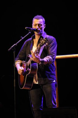 Alex Britti gitar çalıyor ve şarkı söylüyor