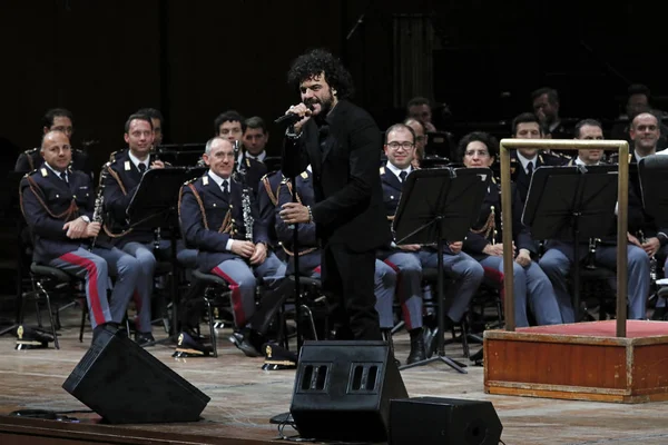 Francesco Renga sjunger på scen — Stockfoto