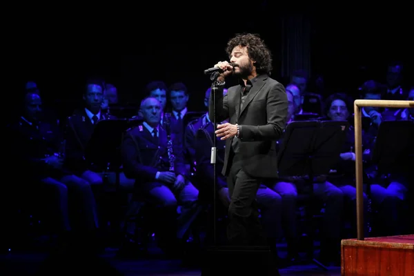 Réger Francesco énekel a színpadon — Stock Fotó