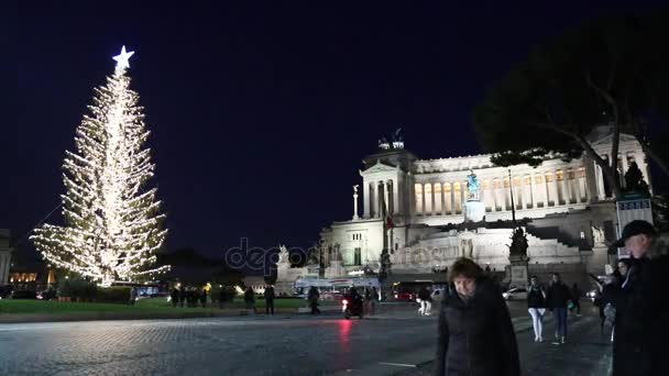 意大利 2017年12月19日 威尼斯广场载歌载舞装饰 与800银球的圣诞树 Led 灯点燃 在背景纪念碑埃马努埃莱二世 意大利的最后的国王 — 图库视频影像