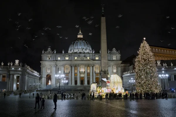 St. Peter's Basilica, the Christmas tree and the nativity scene. — Stock Photo, Image