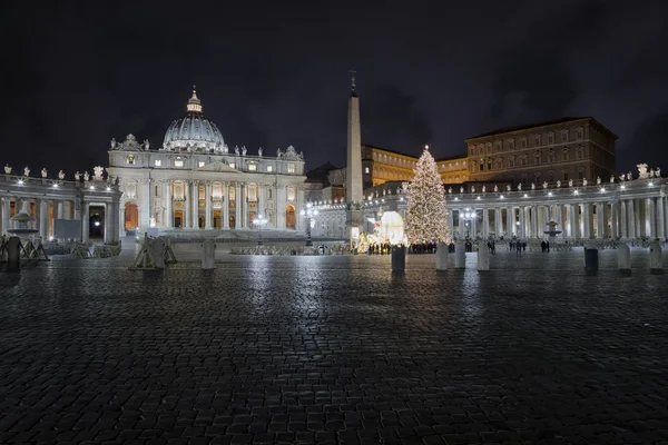 St. Peter's Basilica, the Christmas tree and the nativity scene. — Stock Photo, Image