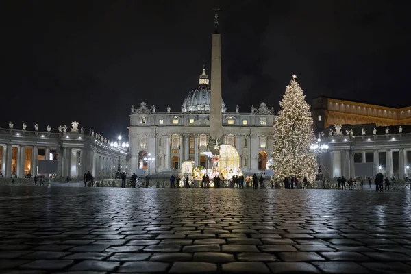St. Peter's Bazilikası'nın, Noel ağacı ve doğum sahnesi. — Stok fotoğraf