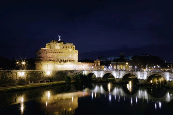 Castel Sant'Angelo and Sant'Angelo bridge in a night scene. — Stock Photo, Image