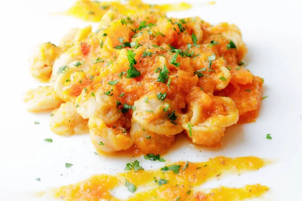 Macarrão e abóbora, orecchiette com molho de abóbora e tomate . — Fotografia de Stock