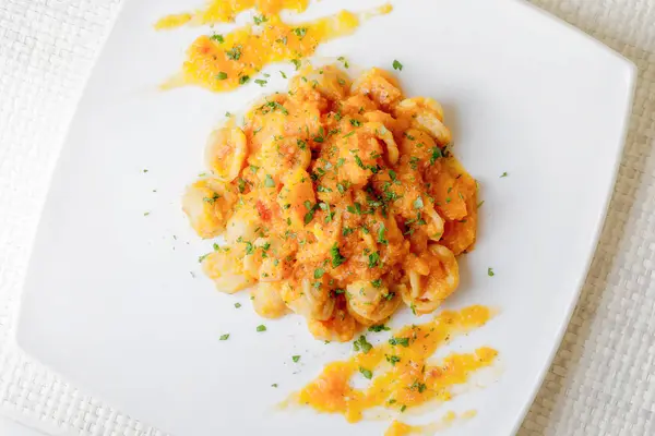 Macarrão e abóbora, orecchiette com molho de abóbora e tomate . — Fotografia de Stock