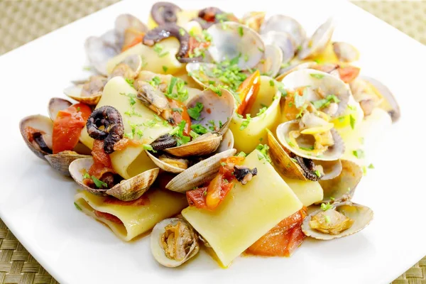 Paccheri, musslor och bläckfisk. Pasta med musslor. — Stockfoto