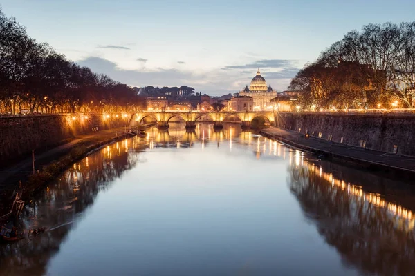 Rome cityscape at sunset, tiber river, San Pietro and Sant'Angel — Stock Photo, Image
