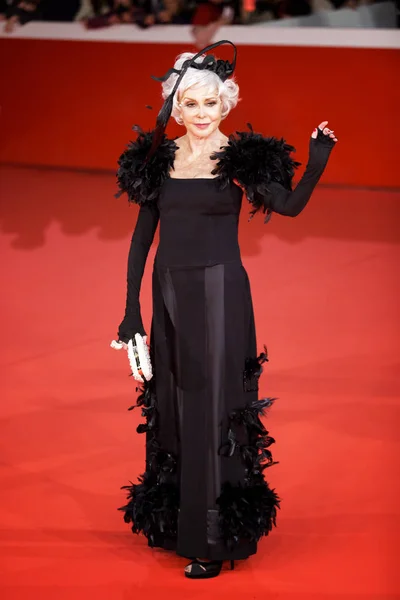 Marina Ripa Di Meana walks a red carpet — Stock Photo, Image