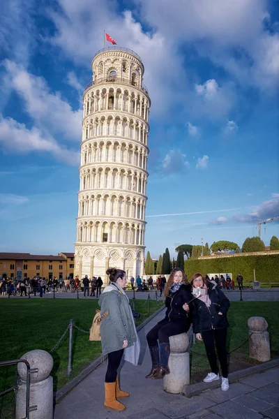 Туристы позируют перед Пизанской башней. Осторожно! — стоковое фото