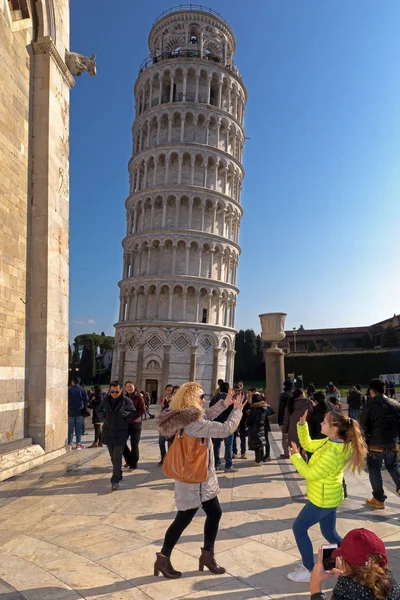 Turystów pozują przed krzywej wieży w Pizie. Od redakcji — Zdjęcie stockowe
