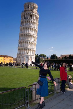Pisa Kulesi önünde poz turistler. Yazı işleri