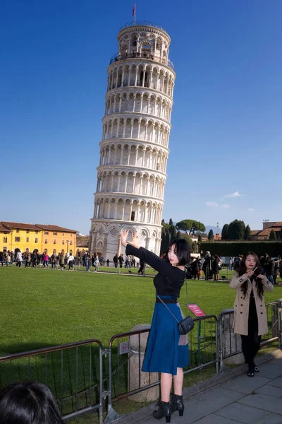 Turystów pozują przed krzywej wieży w Pizie. Od redakcji — Zdjęcie stockowe