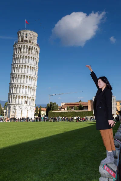 Turisti in posa davanti alla Torre Pendente di Pisa. Editoriale — Foto Stock