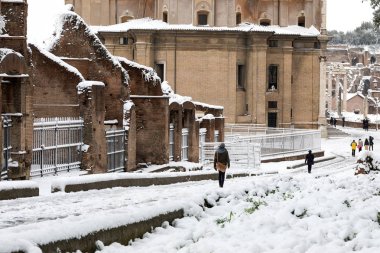 Kar Roma, İtalya sokaklarında kapsar. Eski Roma yolu, Cliv