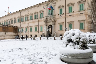 Kar Roma, İtalya sokaklarında kapsar. Piazza del Quirinale.