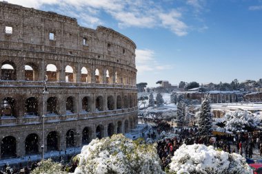 Kar Roma, İtalya sokaklarında kapsar. Piazza del Colosseo gel