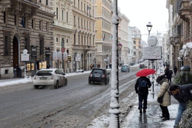 Kar Roma, İtalya sokaklarında kapsar. Via Nazionale.