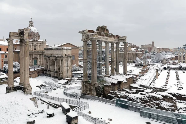 La neige couvre les rues de Rome, en Italie. Le Forum romain blanchi — Photo