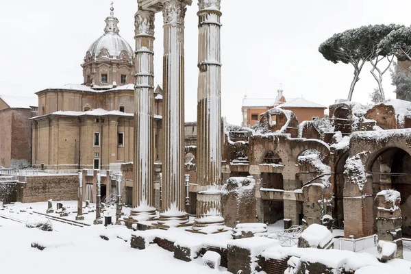 La neige couvre les rues de Rome, en Italie. Forum de Giulio Cesare . — Photo