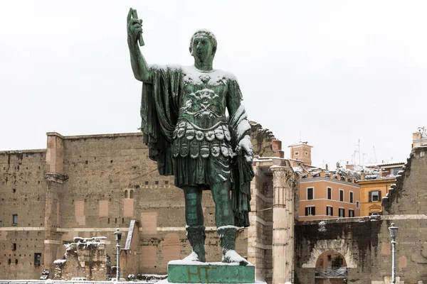 La nieve cubre las calles de Roma, Italia. Estatua de Nerva . —  Fotos de Stock