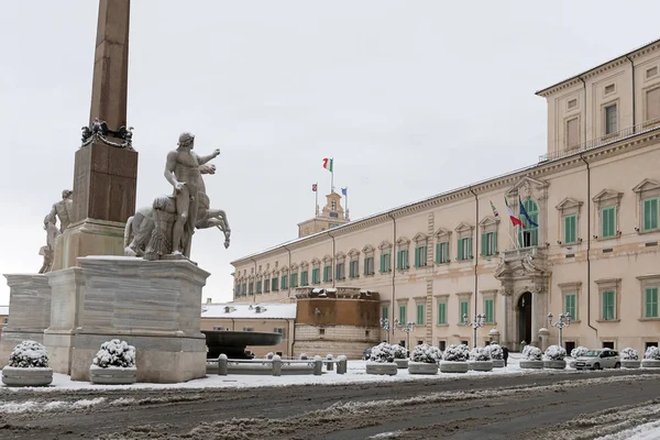 Neve copre le strade di Roma, Italia. Piazza del Quirinale . — Foto Stock