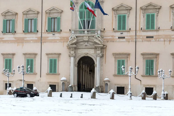Neve copre le strade di Roma, Italia. Piazza del Quirinale . — Foto Stock