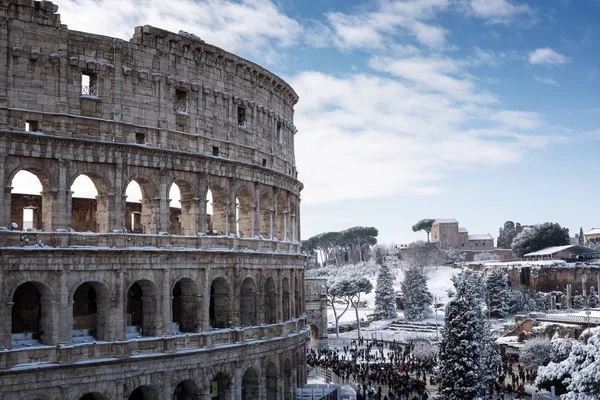 La neige couvre les rues de Rome, en Italie. Piazza del Colosseo venir — Photo