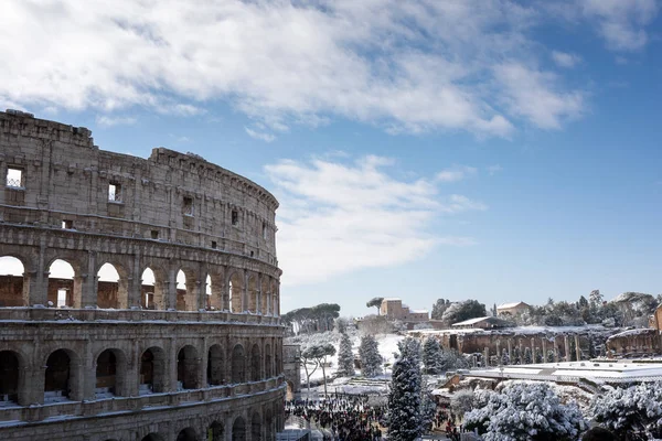 雪は、ローマ、イタリアの街をカバーしています。ピアッツァ ・ デル ・ コロッセオ来る — ストック写真