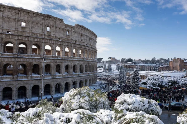 La neige couvre les rues de Rome, en Italie. Piazza del Colosseo venir — Photo