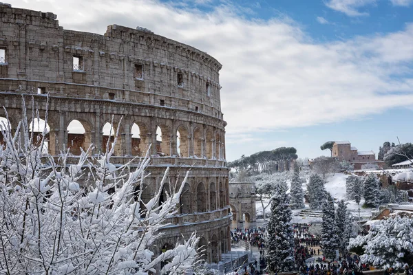 雪は、ローマ、イタリアの街をカバーしています。ピアッツァ ・ デル ・ コロッセオ来る — ストック写真